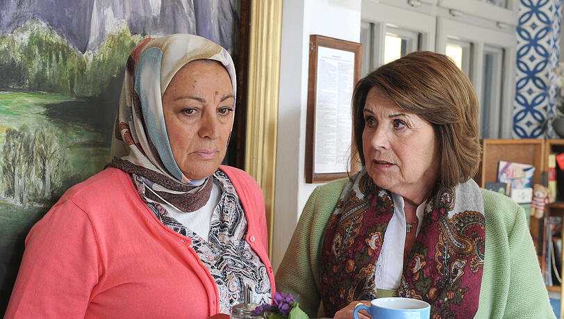 Özay Aslanhan (l.) ist seit Januar 2025 bei "Dahoam is Dahoam" zu sehen.