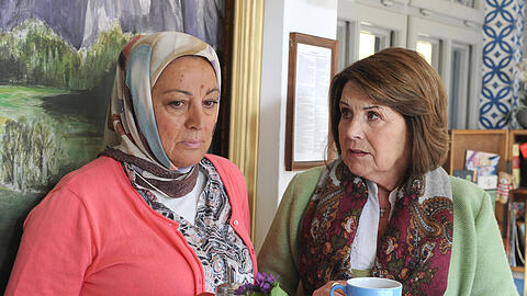 Özay Aslanhan (l.) ist seit Januar 2025 bei "Dahoam is Dahoam" zu sehen.