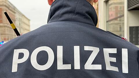 In Wien hat ein Vierjähriger einen Sturz aus dem fünften Stock mit Prellungen überlebt .