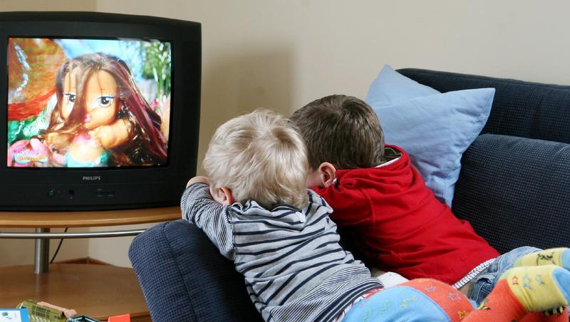 Kleine beim Fernsehen (Symbolbild). Bei dem Unfall in Rosenheim fiel ein Fernseher auf ein Einjähriges. Kleine beim Fernsehen (Symbolbild). Bei dem Unfall in Rosenheim fiel ein Fernseher auf ein Einjähriges.