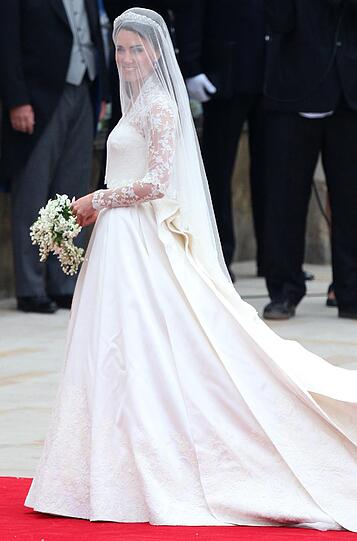 Das ist Englands zukünftige Königin: Kate Middleton kommt im weißen Brautkleid an der Abbey an.