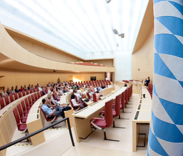 Dinieren und dabei Geschäftspartner kennenlernen. Beim Xing-Event im Maximilianeum ging's gar köngilich zu.