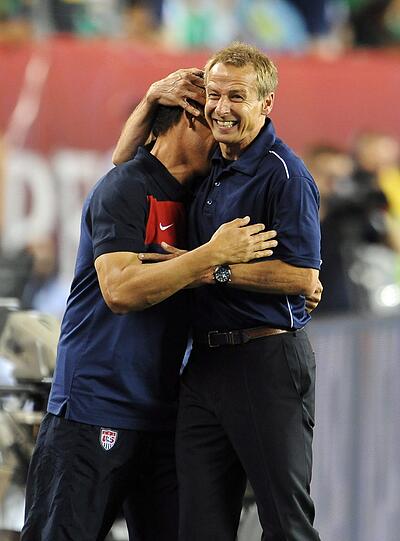 1:1 gegen Mexiko - Beim erstebn Spiel der US-Fußballnationalmannschaft mit Jürgen Klinsmann hüpfte der Coach am Spielfeldrand wie ein Flummi. Die Bilder.
