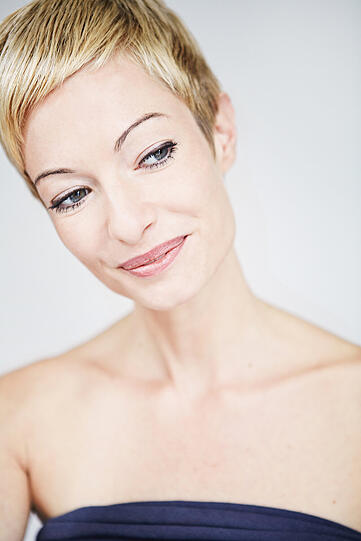 Elf Tipps gegen schlechten Sex
und für perfekte Nächte von Mia Ming:
1. Versuche immer, dich mit Männern zu umgeben, die dich mögen oder auf dich
stehen! Das ist viel gesünder und macht deutlich mehr Spaß. Vergeude deine
Energie nicht damit, die anderen von dir überzeugen zu wollen. Dann kommen
sie vielleicht ganz von allein. Oder auch nicht. Was soll&rsquo;s, dann eben der Nächste,
bitte!