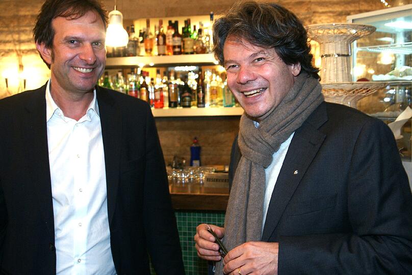 &bdquo;Ich bin ganz lange durch Schwabing gekurvt, ich habe das Café zuerst gar nicht gefunden&ldquo;, lacht Michael Käfer, als er am Montagabend ins AZ-Café kommt. Darauf erstmal einen Schluck Wasser an der Bar. Begrüßt wird er von AZ-Chefredakteur Arno Makowsky (li.)