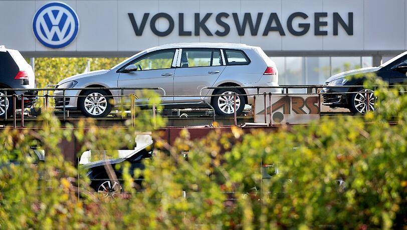 Die Rückrufaktion nach dem Abgas-Skandal bei VW soll Anfang des kommenden Jahres beginnen und kann sich lange Zeit hinziehen. Die Rückrufaktion nach dem Abgas-Skandal bei VW soll Anfang des kommenden Jahres beginnen und kann sich lange Zeit hinziehen.