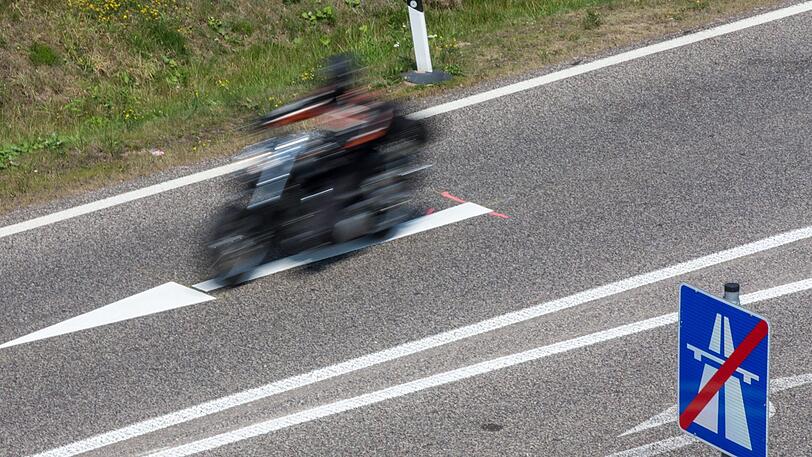 Auf der A8 lieferte sich am Sonntag die Polizei mit einem Motorradfahrer eine Verfolgungsjagd. (Symbolbild)
