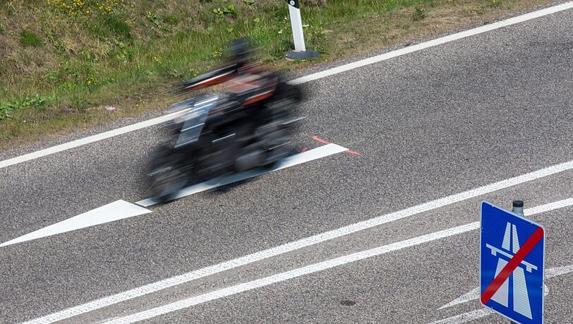 Auf der A8 lieferte sich am Sonntag die Polizei mit einem Motorradfahrer eine Verfolgungsjagd. (Symbolbild)