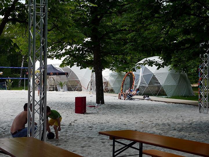 Mit feinem weißem Sand: der neue Strand neben der Regatta-Anlage.