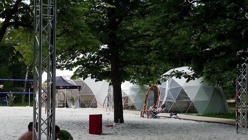 Mit feinem weißem Sand: der neue Strand neben der Regatta-Anlage. Mit feinem weißem Sand: der neue Strand neben der Regatta-Anlage.