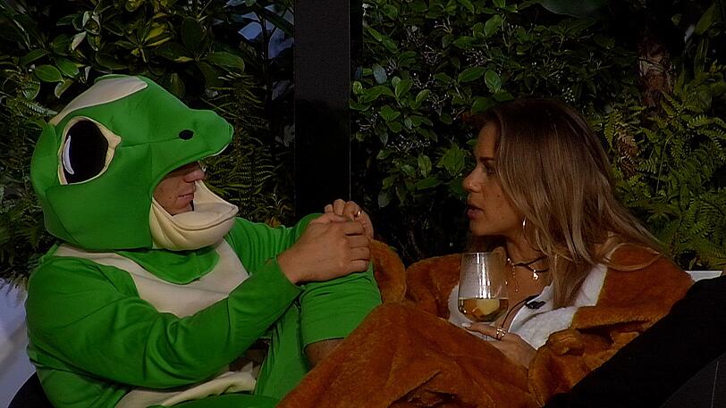Frosch Frank und Hase Jessica kommen sich näher.