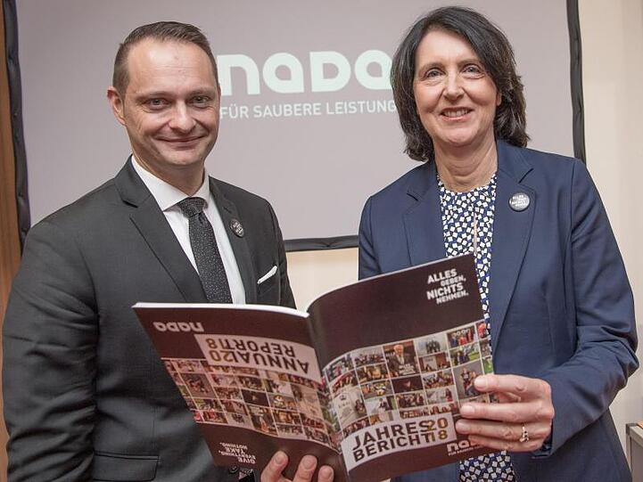 Lars Mortsiefer und Andrea Gotzmann bei der Jahres-Pressekonferenz der NADA in Berlin.