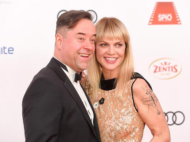 Jan Josef Liefers und Anna Loos lächeln für die Fotografen.