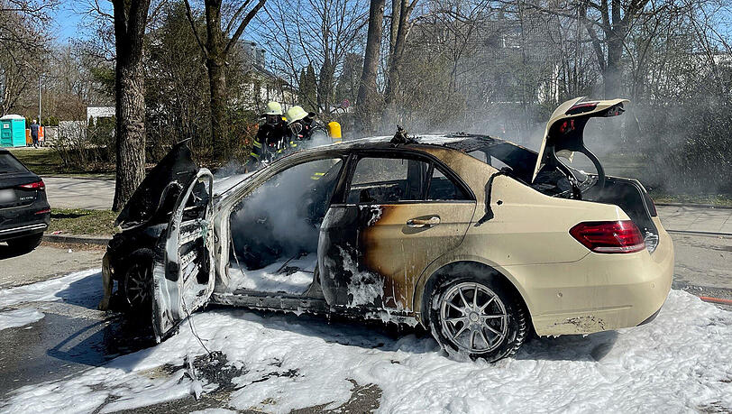 Das Taxi erlitt bei dem Brand Totalschaden.