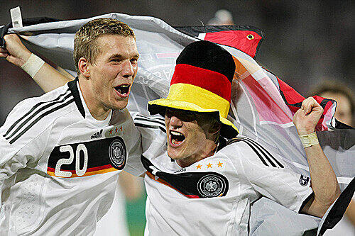 Lukas Podolski und Bastian Schweinsteiger: Wieder einmal war ihr Zusammenspiel entscheidend für den Sieg der deutschen Mannschaft.