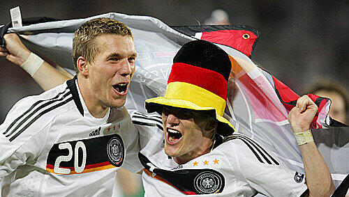 Lukas Podolski und Bastian Schweinsteiger: Wieder einmal war ihr Zusammenspiel entscheidend für den Sieg der deutschen Mannschaft. Lukas Podolski und Bastian Schweinsteiger: Wieder einmal war ihr Zusammenspiel entscheidend für den Sieg der deutschen Mannschaft.