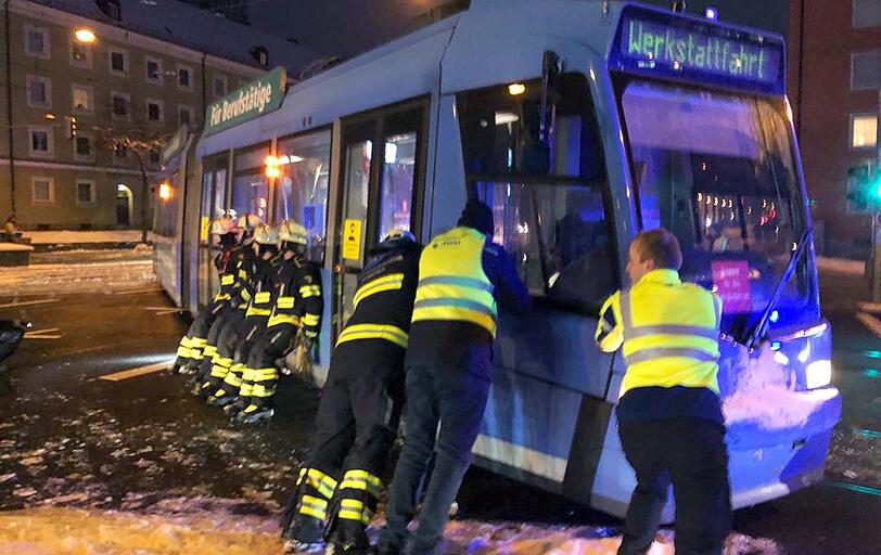 Nach zwei Stunden Knochenarbeit hatten die Helfer die Tram wieder ins Gleis gesetzt.