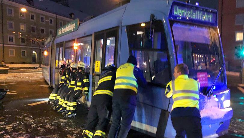 Nach zwei Stunden Knochenarbeit hatten die Helfer die Tram wieder ins Gleis gesetzt. Nach zwei Stunden Knochenarbeit hatten die Helfer die Tram wieder ins Gleis gesetzt.