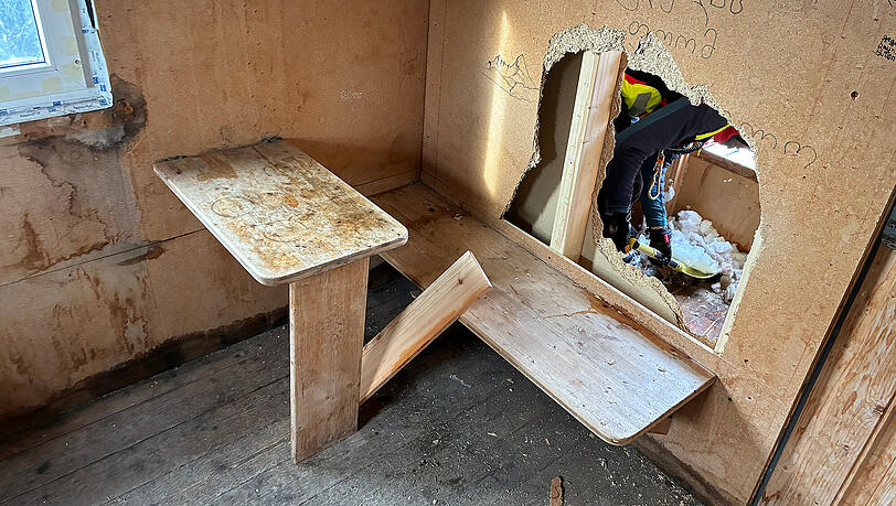 Unbekannte haben ein Loch in eine Trennwand der Schutzhütte am Watzmann-Hocheck geschlagen - und noch viel mehr zerstört.