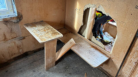 Unbekannte haben ein Loch in eine Trennwand der Schutzhütte am Watzmann-Hocheck geschlagen - und noch viel mehr zerstört.