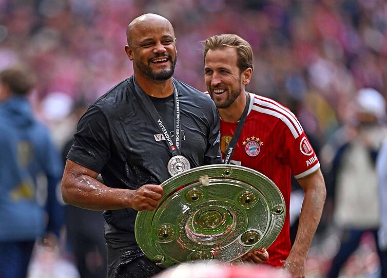 So sehen gl&uuml;ckliche M&auml;nner aus: Vincent Kompany und Harry Kane mit der Meisterschale.