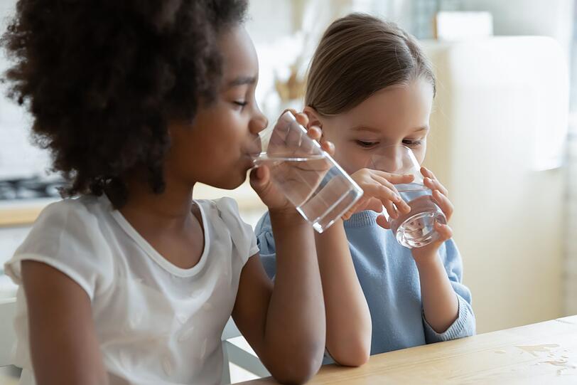 Bei Flüssigkeitsmangel können erste Symptome wie Müdigkeit, trockene Augen und Haut sowie Kopfschmerzen auftreten. Nur wer genug Wasser trinkt, regt die Stoffwechselvorgänge im Körper an und erhält automatisch mehr Energie. Auch die Gelenke, Knochen und Muskeln müssen täglich mit Wasser versorgt werden, um Gelenkschmerzen, Knochenschwund oder Krämpfen vorzubeugen. Bei Flüssigkeitsmangel können erste Symptome wie Müdigkeit, trockene Augen und Haut sowie Kopfschmerzen auftreten. Nur wer genug Wasser trinkt, regt die Stoffwechselvorgänge im Körper an und erhält automatisch mehr Energie. Auch die Gelenke, Knochen und Muskeln müssen täglich mit Wasser versorgt werden, um Gelenkschmerzen, Knochenschwund oder Krämpfen vorzubeugen.