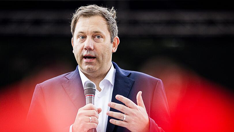 Der SPD-Vorsitzende Lars Klingbeil verwahrt sich scharf gegen Angriffe aus der Union auf seine Co-Parteichefin B&auml;rbel Bas.
