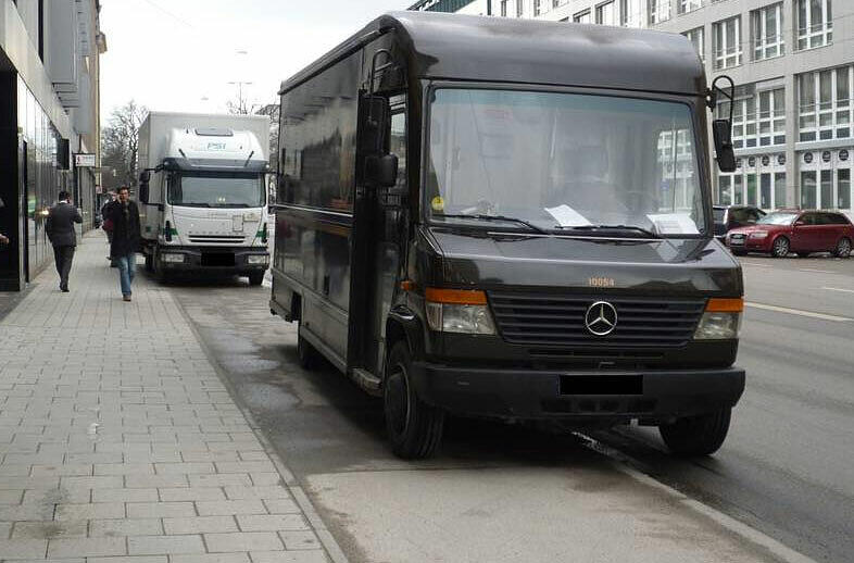 Paul-Heyse-Straße: Gleich zwei Kleinlaster versperren hier den Radweg.
