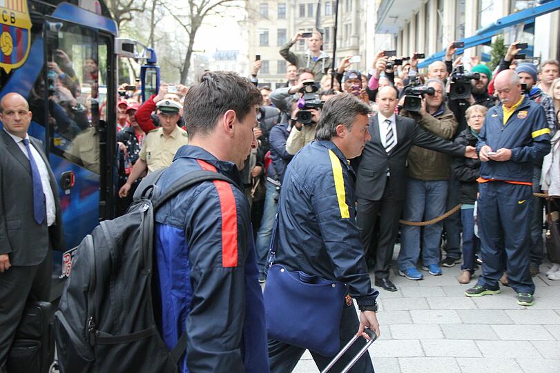 Hier kommt der FC Barcelona in München am Bayerischen Hof an. Die Bilder