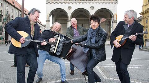 Lang Lang (Mitte) und das russische Terem Quartet auf dem Odeonsplatz. Am 5. Juli spielt der Pianist dort bei &bdquo;Klassik am Odeonsplatz&ldquo; mit den Münchner Philharmonikern.