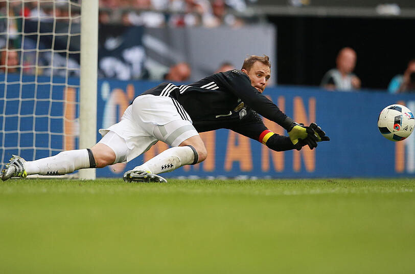 Manuel Neuer: Note 3. Führte das DFB-Team zum achten Mal als Kapitän aufs Feld. Kaum gefordert. Eine kleine Unsicherheit, eine gute Aktion.