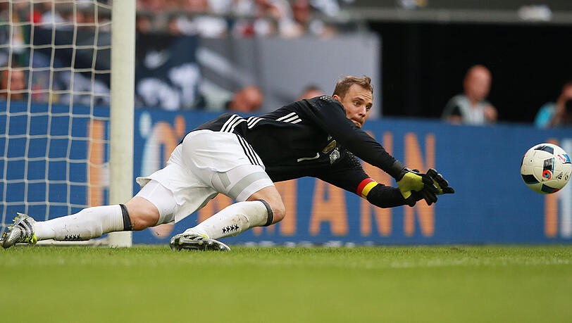 Manuel Neuer: Note 3. Führte das DFB-Team zum achten Mal als Kapitän aufs Feld. Kaum gefordert. Eine kleine Unsicherheit, eine gute Aktion. Manuel Neuer: Note 3. Führte das DFB-Team zum achten Mal als Kapitän aufs Feld. Kaum gefordert. Eine kleine Unsicherheit, eine gute Aktion.