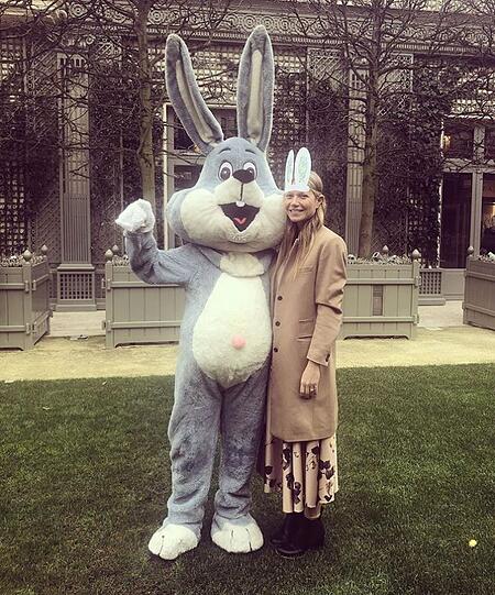 US-Star Gwyneth Paltrow hat den Osterhasen in Paris gefunden.