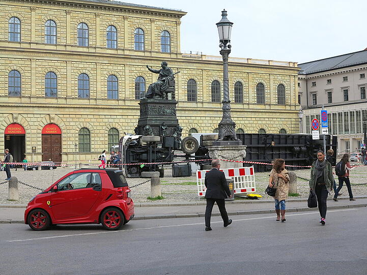 Vor dem Nationaltheater liegt ein umgekippter Lkw - die Bilder.