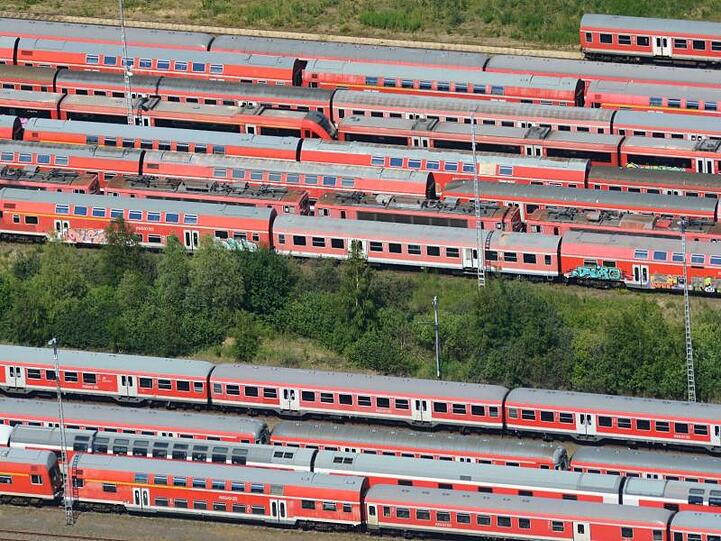 Auf dem Bahngelände Sassnitz-Mukran auf der Insel Rügen stehen Regionalexpress-Bahnwaggons der Deutschen Bahn auf einem Abstellgleis. Die Deutsche Bahn will mit einem Maßnahmenpaket die Pünktlichkeit ihrer Züge und den Service verbessern.