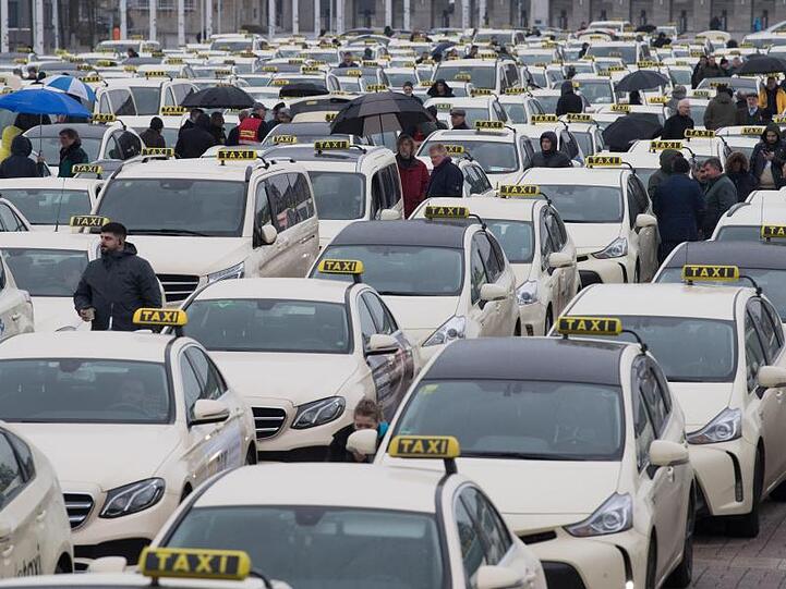 Die schwarz-rote Koalition will den Einstieg neuer Anbieter in den Taxi- und Fahrdienstmarkt erleichtern.