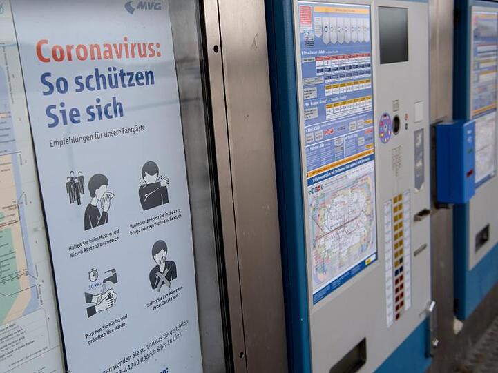 Ein Plakat mit der Aufschrift "Coronavirus: So schützen Sie sich" hängt an einem Ticketautomaten in München. Foto: Sven Hoppe/dpa/Archivbild