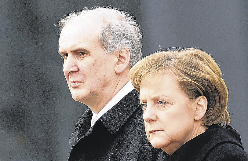 Sie kann ziemlich böse gucken &ndash; und er weiß genau, dass sie ihn gleich zur Brust nehmen wird: Angela Merkel und Otmar Hasler beim Fototermin vor ihrem Gespräch im Kanzleramt.