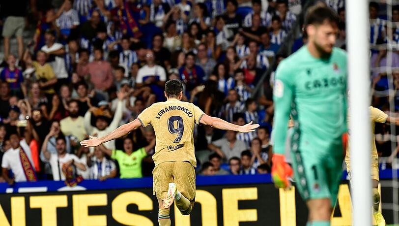 Barcelonas Robert Lewandowski (l) traf gegen Real Sociedad San Sebastian nach 44 Sekunden.