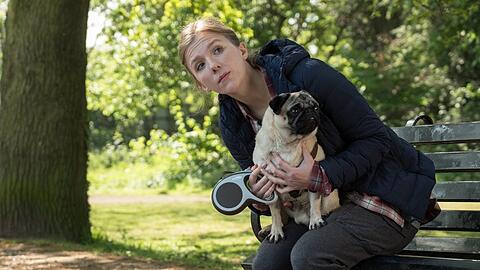 "Ein Mops zum Verlieben": Als Hundehalterin trifft Single Sarah (Beattie Edmondson) auf der Heide viele Männer.