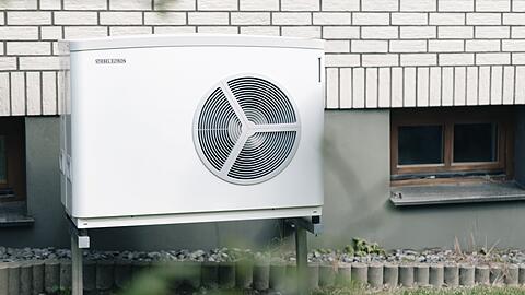 Heizen mit Wärmepumpe ist günstiger als mit der Gasheizung. Bis Ende des Jahres wird ihre Anschaffung noch sichergefördert.
