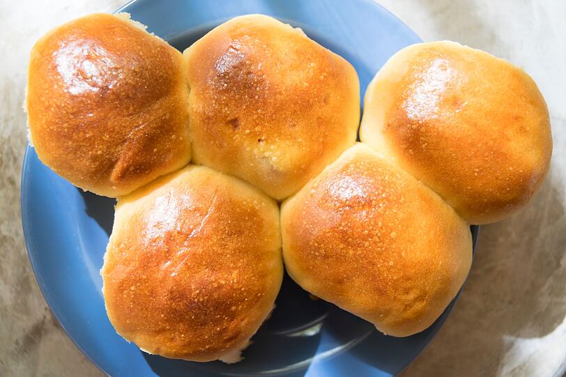 Der Vorteil bei einem Hefeteig mit Ansatz (Vorteig) ist, dass weniger Hefe benötigt wird. Auch das Aroma der Brötchen profitiert davon. Denn wegen des längeren Gärprozesses werden mehr Geschmacksstoffe entwickelt. Auch bleiben die Brötchen länger frisch. Besonders leichte Sonntagsbrötchen und Gebäck mit einem hohen Fettanteil wie etwa Brioche gelingen mit einem lang gegärten Hefeteig besser. Der Vorteil bei einem Hefeteig mit Ansatz (Vorteig) ist, dass weniger Hefe benötigt wird. Auch das Aroma der Brötchen profitiert davon. Denn wegen des längeren Gärprozesses werden mehr Geschmacksstoffe entwickelt. Auch bleiben die Brötchen länger frisch. Besonders leichte Sonntagsbrötchen und Gebäck mit einem hohen Fettanteil wie etwa Brioche gelingen mit einem lang gegärten Hefeteig besser.