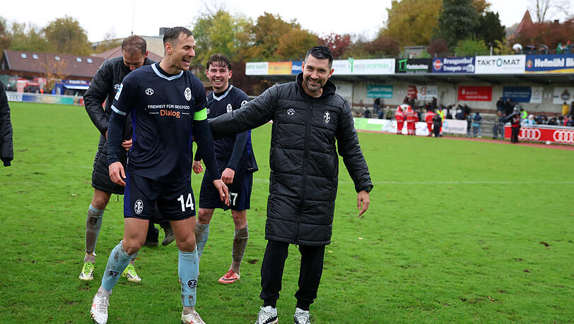 Kapitän Dennis Dressel (l.) und Trainer Alper Kayabunar feiern mit den Löwen-Fans den wichtigen Dreier im Altmühltal. Kapitän Dennis Dressel (l.) und Trainer Alper Kayabunar feiern mit den Löwen-Fans den wichtigen Dreier im Altmühltal.