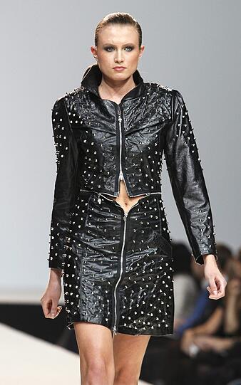 In Moskau findet vom 24. - 28. Oktober die Volvo Fashion Week statt. Schöne Frauen, schrille Outfits und jede Menge Glamour. Die Bilder von der Fahsion Week.
