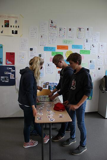 Die Schüler lernen und spielen gemeinsam.