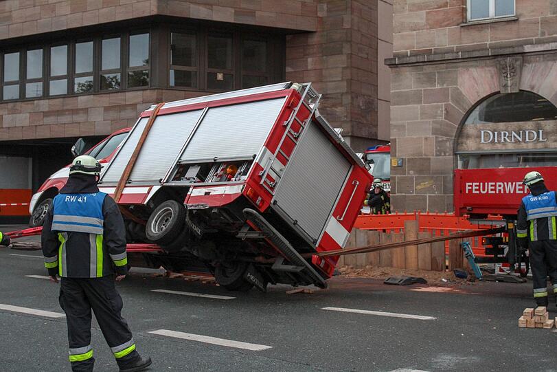 Auf einer Kreuzung stößt das Kleinalarmfahrzeug der Nürnberger Feuerwehr mit einem Audi A4 zusammen.
