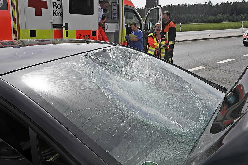 Die Bilder vom Verkehrsunfall auf der Bundesstraße 12 bei Hohenlinden.