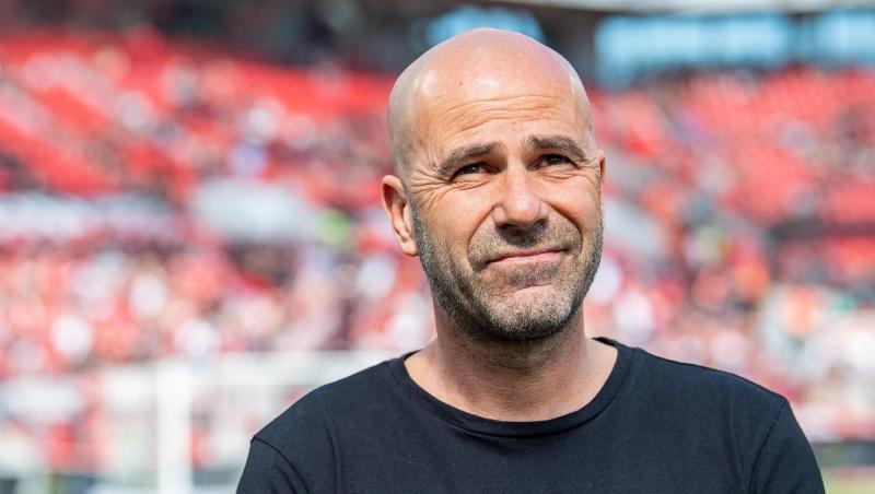 Leverkusens Trainer Peter Bosz steht vor dem Spiel am Spielfeldrand. Foto: Guido Kirchner/Archivbild Leverkusens Trainer Peter Bosz steht vor dem Spiel am Spielfeldrand. Foto: Guido Kirchner/Archivbild