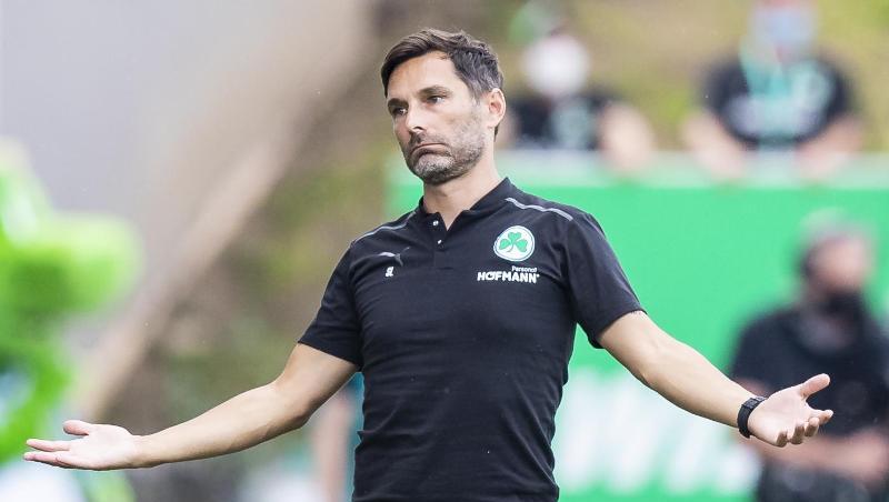 Fürth's Trainer Stefan Leitl gestikuliert.