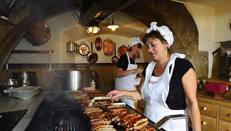 In der Wurschtkuchl wird fleißig gebrutzelt. In der Wurschtkuchl wird fleißig gebrutzelt.